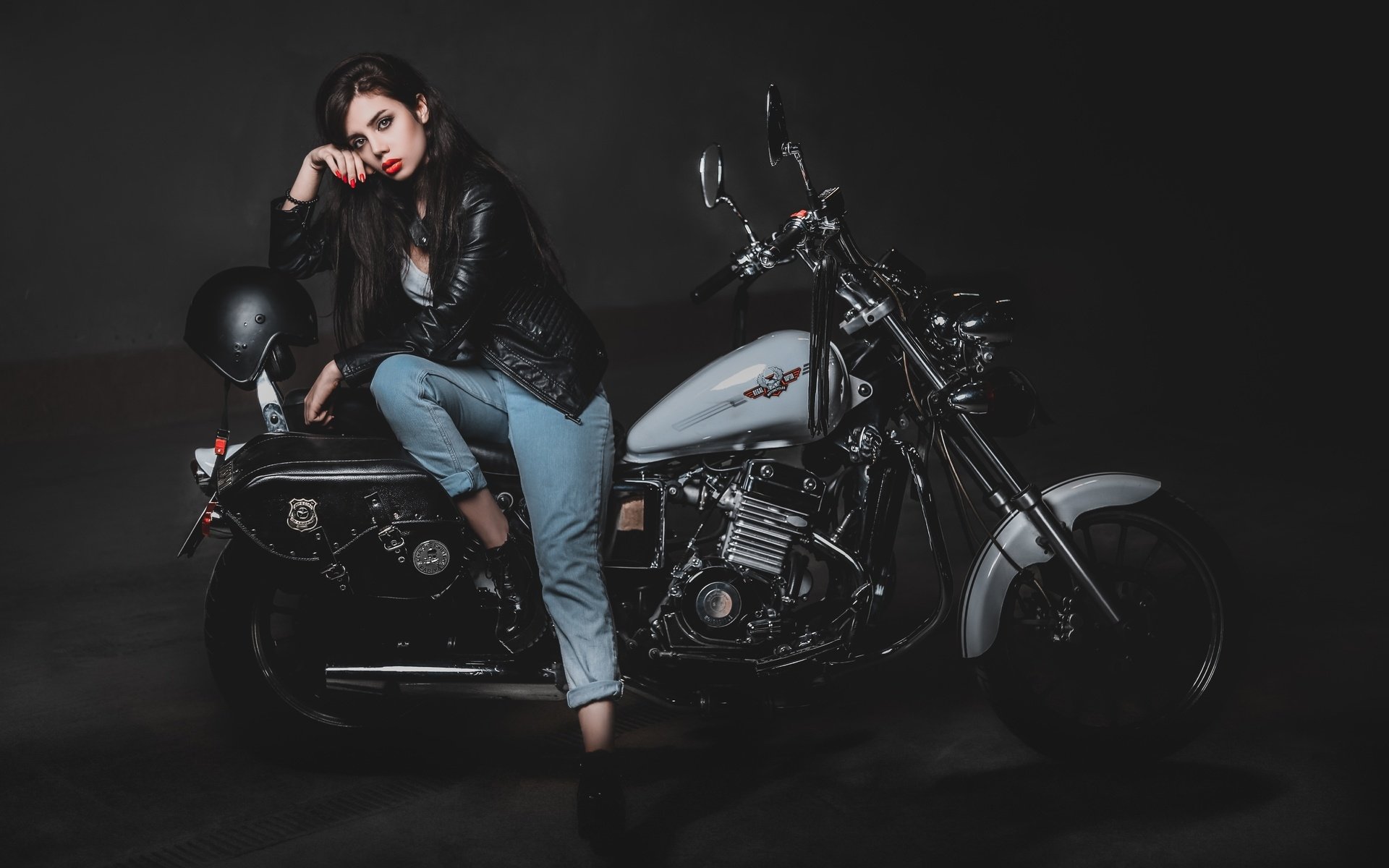 Biker girls: style and drive in Vientiane